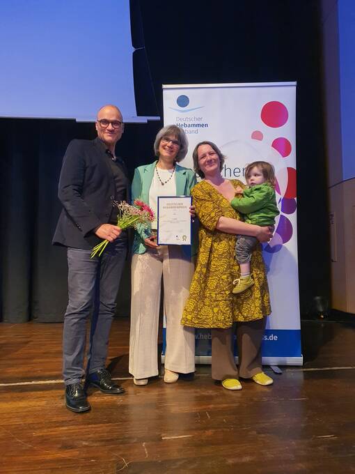 Nahmen den Preis beim 18. Deutschen Hebammenkongresses in Münster entgegen: (v.l.) Oberarzt Frank Madundo, Leitende Hebamme Ingrid Vogt und Pädagogin Sarah Schulze mit eigenem Kind.