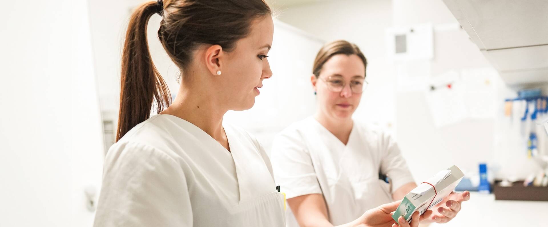 Zwei Frauen mit weißem Kittel im Labor