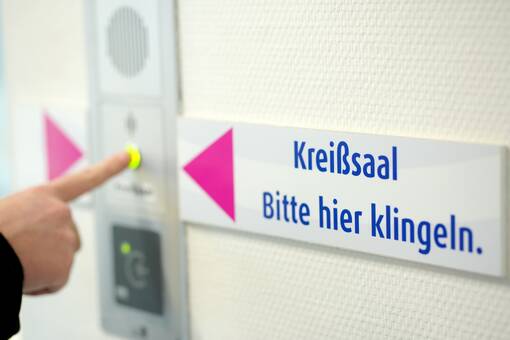 H&ouml;chste Sicherheit auch bei Risikoschwangerschaften: Der Krei&szlig;saal des Mutter-Kind-Zentrums am Ortenau Klinikum Offenburg-Kehl liegt in unmittelbarer N&auml;he zur Kinderklinik mit ihrer Intensivstation f&uuml;r Fr&uuml;h- und Neugeborene.