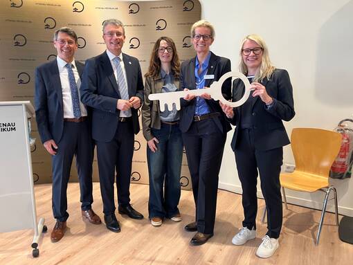 Freuen sich auf die neue geriatrische Rehabilitation im Neubau des ZfG Ettenheim: (v.l.) Oberb&uuml;rgermeister Bruno Metz, Landrat Thorsten Erny, Architektin Dagmar Abt, Vorstandsvorsitzende Claudia Bauer-Rabe vom Ortenau Klinikum und Vorst&auml;ndin Silke Boschert vom Paul-Gerhardt-Werk e.V..
