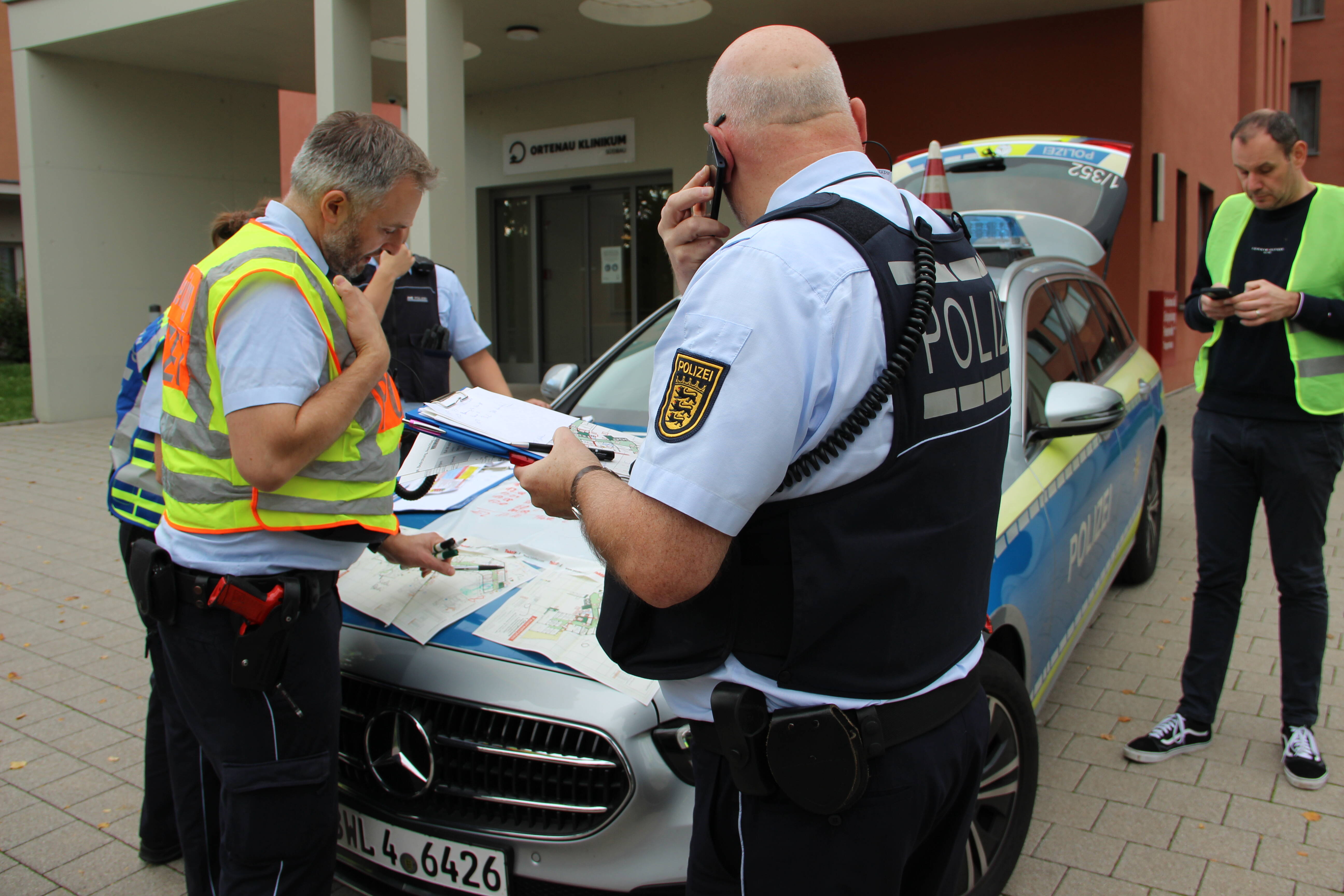 Szenisches Bild: Polizei sichert Gebäude