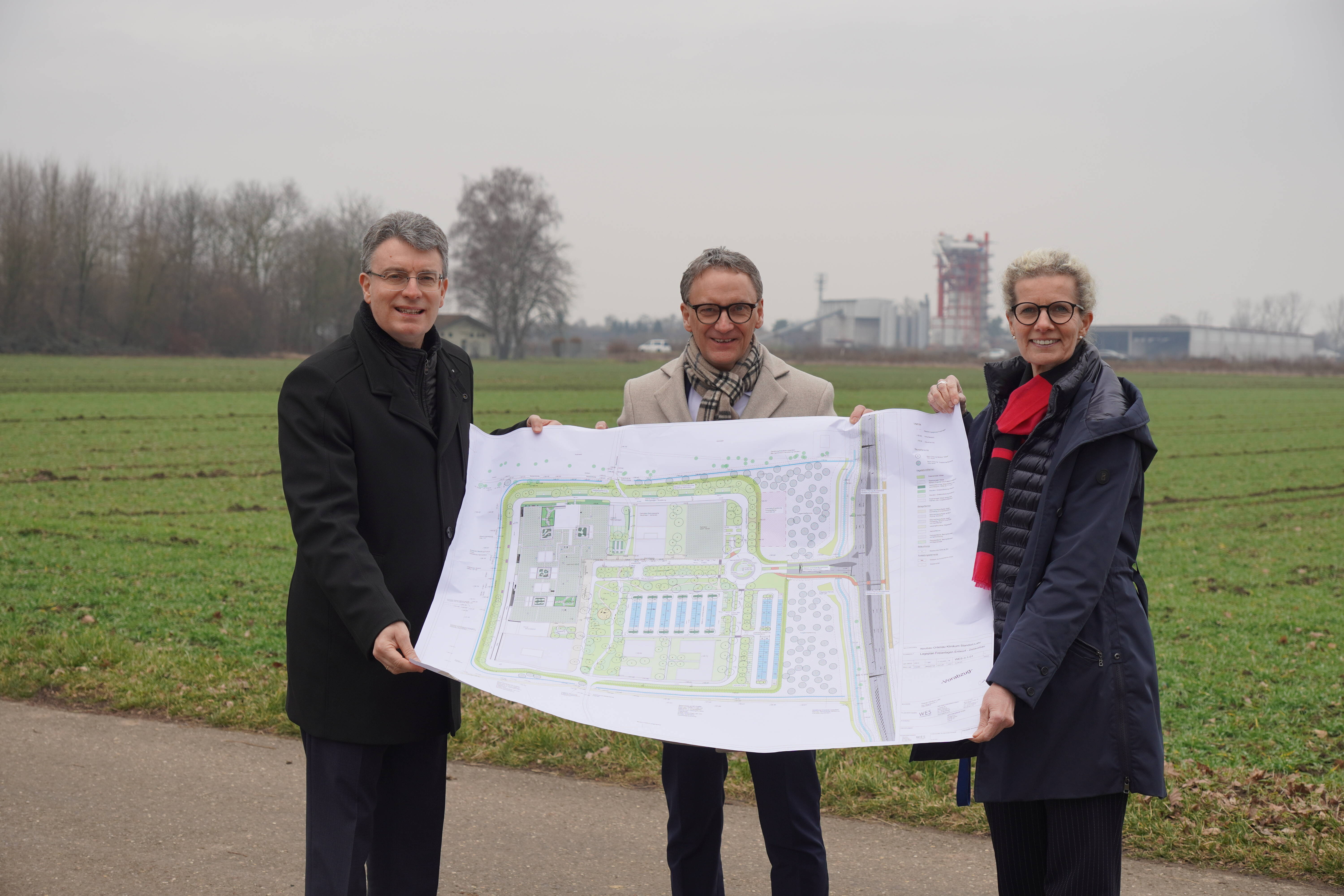 Freuen sich &uuml;ber die Bewilligung der Planerrate f&uuml;r den Klinikneubau in Lahr durch das Land Baden-W&uuml;rttemberg: (v.l.) Landrat Thorsten Erny, Oberb&uuml;rgermeister Markus Ibert und Ortenau Klinikum-Vorstandsvorsitzende Claudia Bauer-Rabe vor dem k&uuml;nftigen Baufeld in Lahr. 