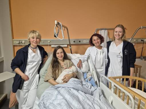 Gruppenfoto: Zweite Geburt im Hebammenkreissaal Achern