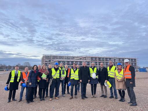 Freuen sich &uuml;ber den guten Verlauf der Arbeiten zum Klinikneubau Achern: Der Verwaltungsrat des Ortenau Klinikums mit Landrat Thorsten Erny (6.v.r.) und Ortenau Klinikum-Vorstandsvorsitzende Claudia Bauer-Rabe (5.v.r.).