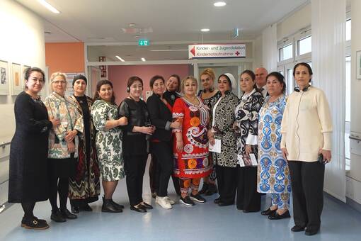 Delegation der Hebammen aus Tadschikistan mit Meike Kolfenbach (2.v.l.) im Mutter-Kind-Zentrum am Ortenau Klinikum Offenburg-Kehl.