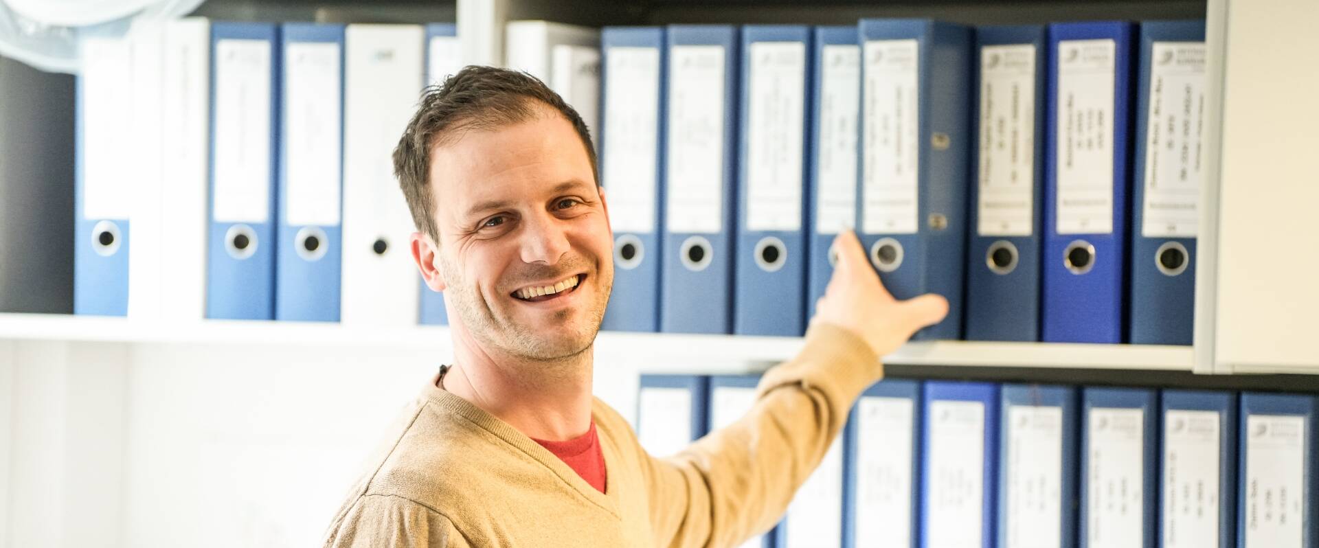 Offener und freundlicher Mitarbeiter aus dem Bereich der Medizintechnik
