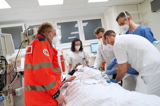 Szene: Interprofessionelles Team im Schockraum einer Notaufnahme.