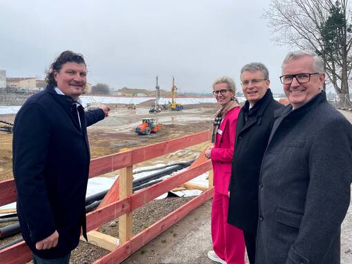 Freuen sich &uuml;ber die F&ouml;rderzusage des Landes: (v.l.n.r.) Rainer Stapf, Gesch&auml;ftsbereichsleiter Bau und Technik, erl&auml;utert mit Blick auf die Gro&szlig;baustelle f&uuml;r den Klinikcampus in Offenburg Claudia Bauer-Rabe, Vorstandsvorsitzende des Ortenau Klinikums, Landrat Thorsten Erny und Dr. Peter Kr&auml;mer, Medizinischer Vorstand des Ortenau Klinikums, die Lage und die Bedeutung der k&uuml;nftigen Energieversorgungszentrale.