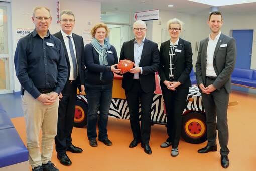 Offizielle Spendenübergabe in der Kinderklinik Ortenau des Ortenau Klinikums in Offenburg: (v.l.n.r.) Professor Dr. Patrick Gerner, Landrat Thorsten Erny, SPZ-Leiterin Dr. Nicola Kuhnke, Vorstandsvorsitzender Jürgen Riexinger, Vorstandsvorsitzende Claudia Bauer-Rabe und Klinikdirektor Mathias Halsinger.