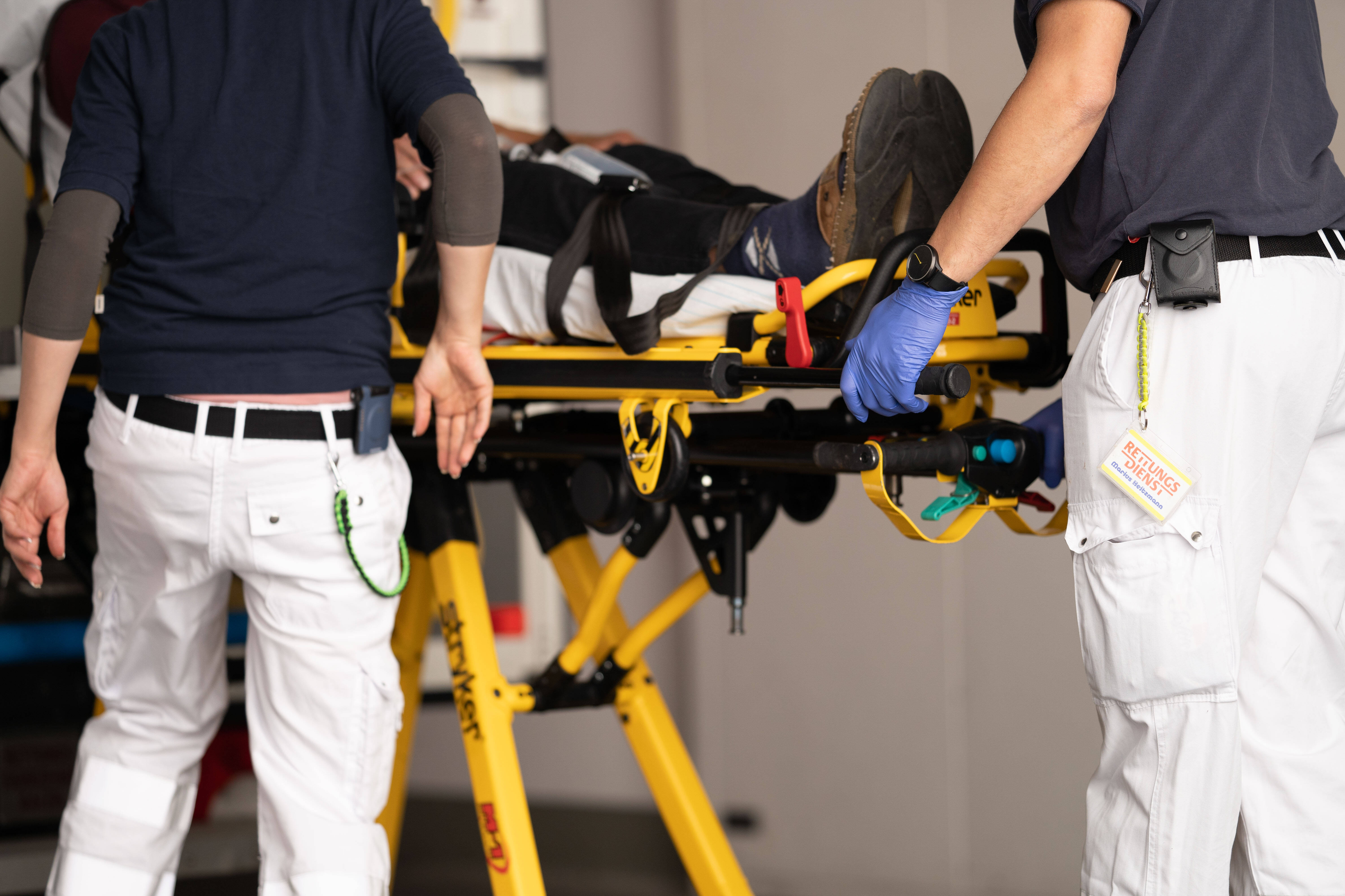 Ein Patient wird in die Zentrale Notaufnahme des Ortenau Klinikums in Offenburg eingeliefert. Künftig werden die Patientendaten bereits vorher durch den Rettungsdienst digital an die Notaufnahmen der Ortenau Kliniken übermittelt.