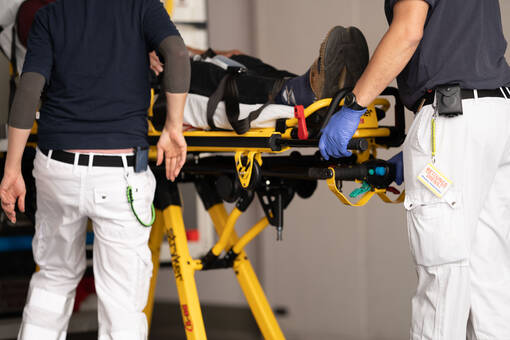 Ein Patient wird in die Zentrale Notaufnahme des Ortenau Klinikums in Offenburg eingeliefert. Künftig werden die Patientendaten bereits vorher durch den Rettungsdienst digital an die Notaufnahmen der Ortenau Kliniken übermittelt.