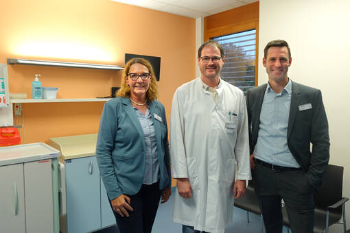 Freuen sich über die Einrichtung des neuen ambulanten Behandlungszentrums: (v.l.) Stellvertretende OP-Managerin Sabine Keßler, Chefarzt Professor Dr. Christian Mayer und Klinikdirektor Mathias Halsinger in den Räumen des neuen IVOM-Zentrums.