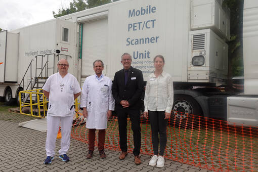 Das mobile PET/CT auf dem Parkplatz in unmittelbarer Nähe des Ortenau Klinikums in Offenburg, Betriebsstelle St. Josefsklinik