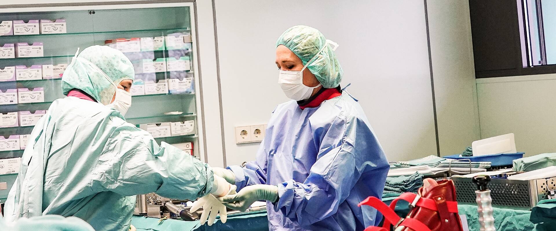 Medizinisches Personal bereitet sich im OP-Saal vor