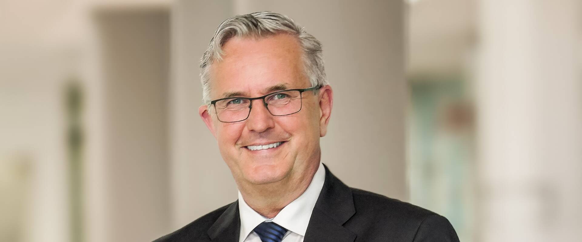 Lächelnder Mann aus dem medizinischen Vorstand