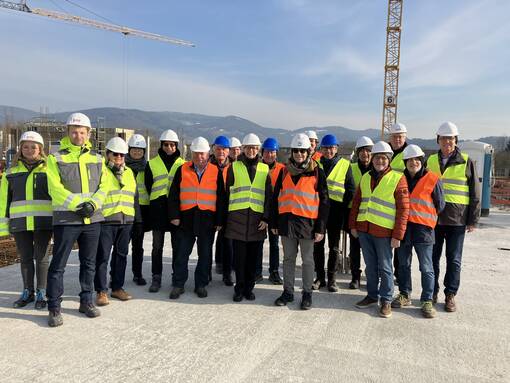 Gruppenfoto: Claudia Bauer-Rabe (Mitte) mit ehemaligen Oberbürgermeistern, Bürgermeistern und Kreisräten der nördlichen Ortenau auf der Baustelle des Klinikneubaus in Achern