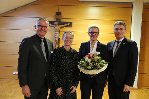Der Vorstand des Ortenau Klinikums ist wieder komplett: (v.l.) Die Vorstände Dr. Peter Kraemer, Kathleen Messer und Claudia Bauer-Rabe mit Landrat Thorsten Erny.