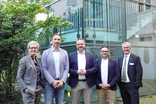Gruppenfoto: (v.l.) Claudia Bauer-Rabe, Vorstandsvorsitzende Ortenau Klinikum, Professor Dr. Tobias Wengenmayer, Leiter IMIT der Uniklinik Freiburg, Professor Dr. Philipp Diehl, Chefarzt am Ortenau Klinikum, Privatdozent Dr. Dalibor Bockelmann, Leiter Stabsstelle Strategie und Vernetzung der Uniklinik Freiburg, sowie Dr. Peter Kraemer, Medizinischer Vorstand des Ortenau Klinikums