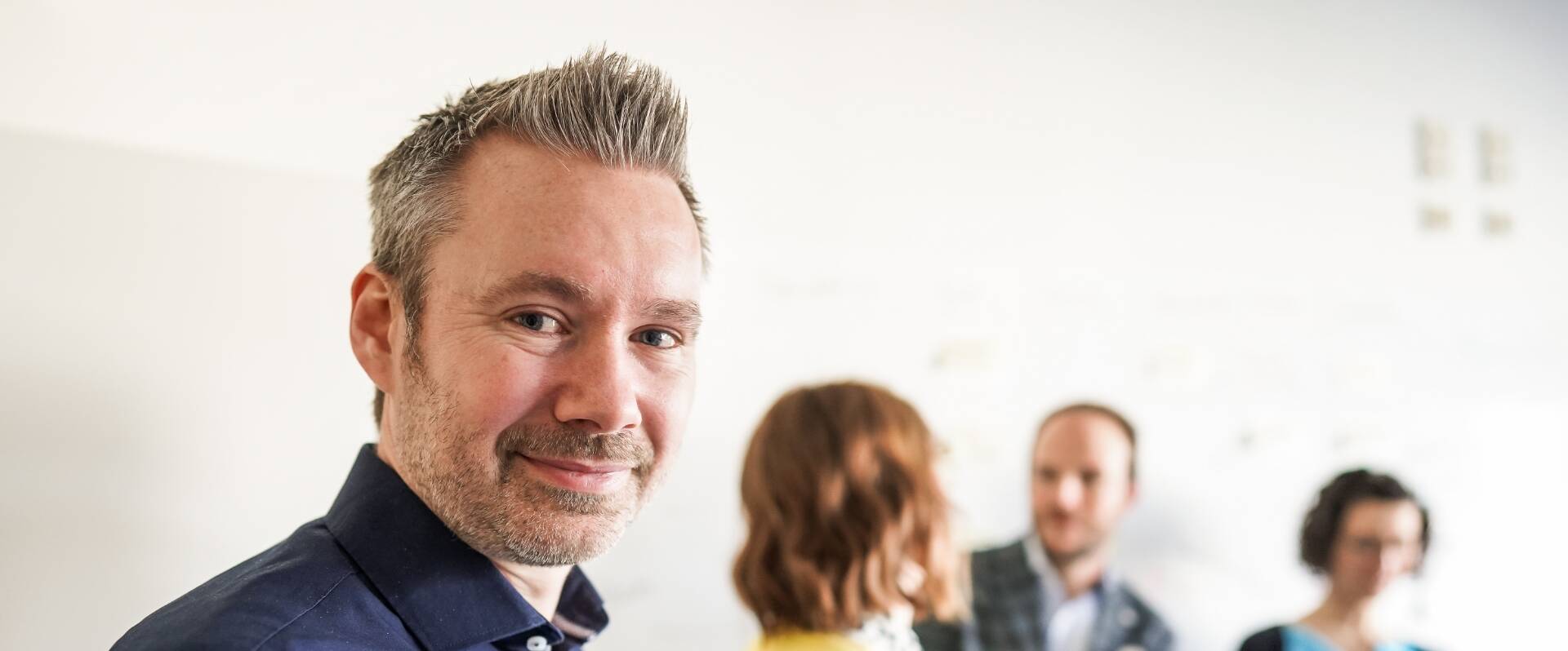 Freundlicher Mann aus dem Bereich Personalcontrolling