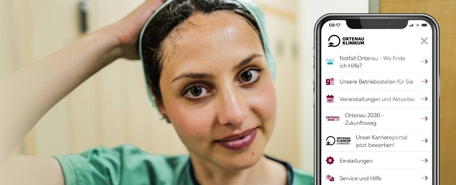 Gesicht einer jungen Pflegerin mit großen, braunen Augen, die sich gerade OP-Haube abstreift, rechts davon die Startseite der OKApp