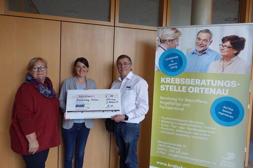 Freuen sich über die Spende an die Krebsberatungsstelle Ortenau und das neue Kursangebot: (v.l.) Patricia Nolle (VdK Offenburg), Janine Lebrecht (Krebsberatungsstelle Ortenau), Heinrich Stöhr (VdK Offenburg). 