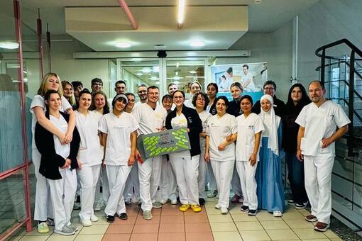 Lernen, Verantwortung zu übernehmen und praktisches Wissen anzuwenden: Die Auszubildenden der Lehr-Lern-Station mit Praxisanleitern und dem Leitungsteam der Station 4a am Ortenau Klinikum Lahr. 