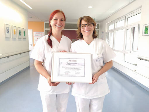 Freuen sich über die Zertifizierung zur Endometrioseklinik: (v.l.) Oberärztin Dr. Céline Parat und Oberärztin Dr. Heidrun Männle.