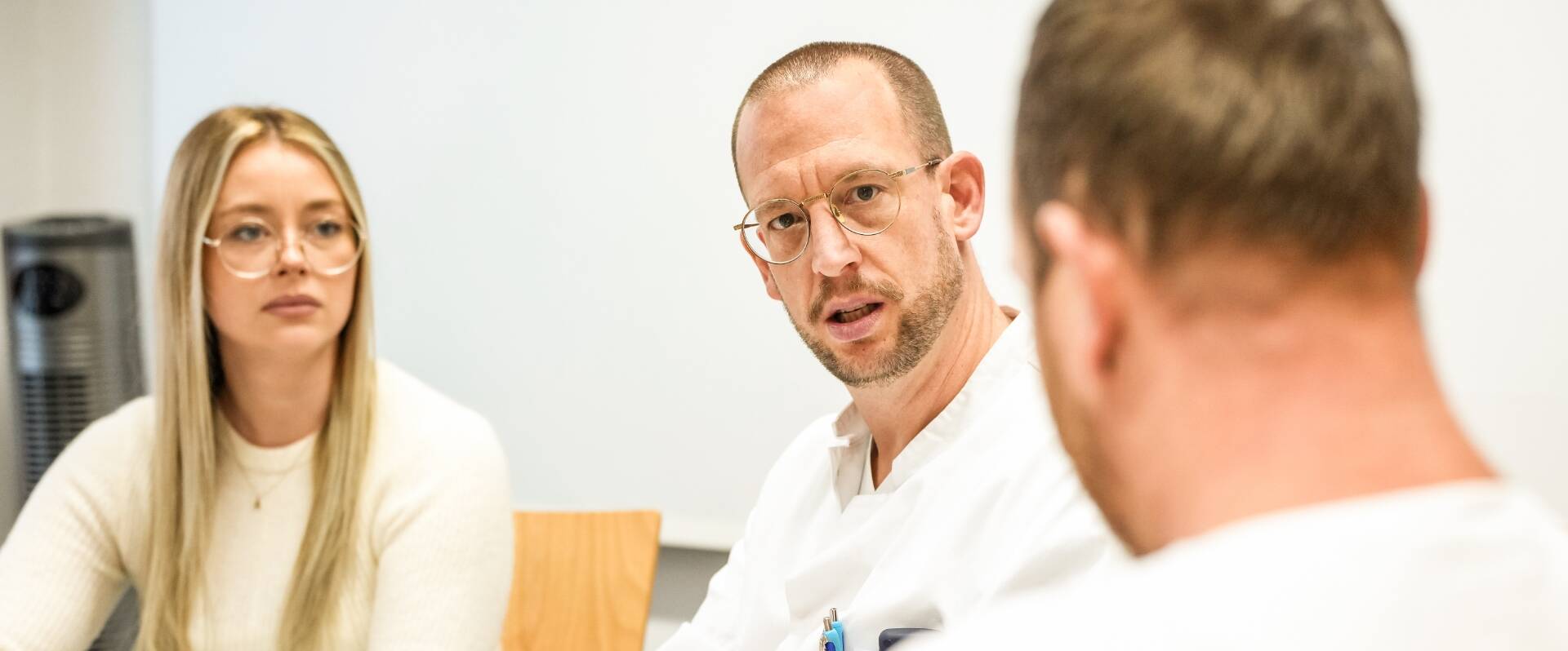 Drei Personen im Dialog im Krankenhaus
