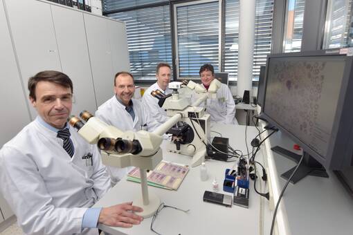 PD Dr. Carsten Schwänen (links) bespricht mikroskopische Analysen mit seinen ärztlichen Kollegen.