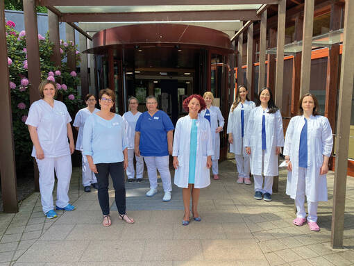 Chefärztin Nelly Chamarina (Mitte) mit ihrem Team der Geburtshilfe und Frauenheilkunde in Achern.
