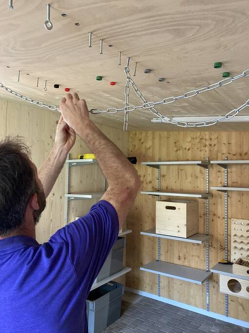 Zu den arbeitsplatzbezogenen Therapieelementen der ABMR zählt insbesondere das Arbeitssimulationstraining, wie beispielsweise das Üben von Tätigkeiten über Kopf.