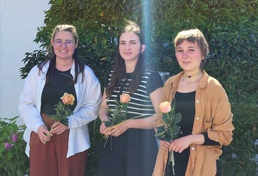 Freuen sich über den Abschluss ihrer Ausbildung im Studiengang Hebammenwissenschaft: (v.l.) Meike Dorer, Isabella Uhl und Solveig Falk. 