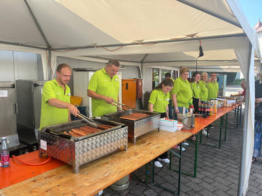 Heimdirektor Marco Porta (2. v.l.) und sein Team sorgten am Grill für das leibliche Wohl der Gäste.