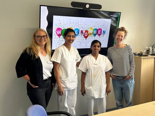 Nach einer Informationsveranstaltung für internationale Pflegekräfte: Zwei neue Pflegekräfte aus Indien mit Sandra Schoor (l.) Bereichsleitung Pflege am Ortenau Klinikum Achern, und Annekathrin Fleig (r.), Sozialarbeiterin International Center.
