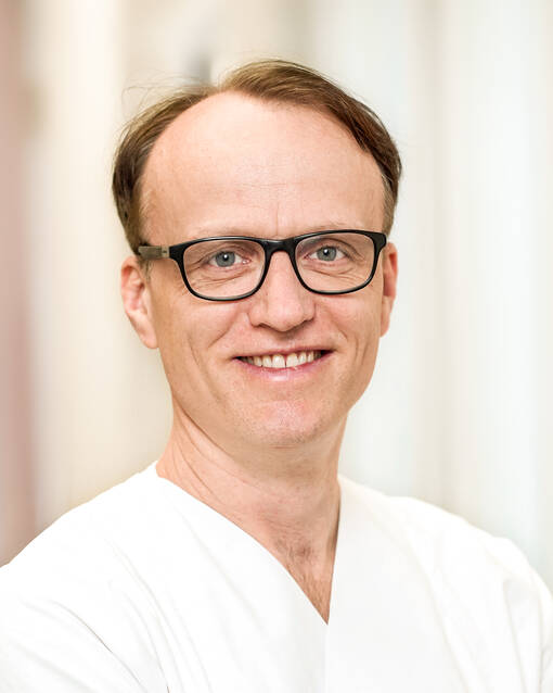 Portrait: Dr. med. Fabian Meixner - Facharzt f&uuml;r Innere Medizin, Kardiologie Lahr Dr. Fabian Meixner Sektionsleiter Kardiologie Stellvertreter Prof. Dr. P. Diehl Facharzt f&uuml;r Innere Medizin und Kardiologie, Intensivmedizin, Notfallmedizin DHL-Hypertensiologie, Zusatzqualifikation kardiologische Intensiv- und Notfallmedizin, ALS Instructor