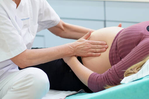 Das neue Betreuungsmodell Hebammenkreißsaal schließt eine intensive Betreuung vor, während und nach der Geburt durch die Hebammen am Ortenau Klinikum Offenburg-Kehl ein.