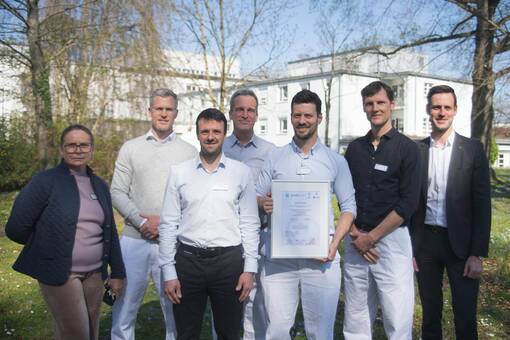 Freuen sich über die erneute Auszeichnung: (v.l.) Personalratsmitglied Eva Turek, Oberarzt Dr. Söhren Brauns, Oberarzt Dr. Jonas Faller, Oberarzt Dr. Sebastian Köller, Oberarzt und Sektionsleiter Dr. Alexander Graf, Oberarzt Philipp Blümel und Klinikdirektor Mathias Halsinger.