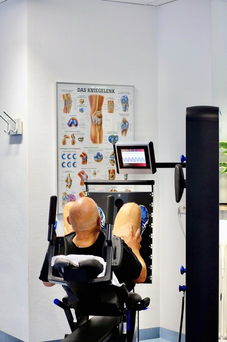 Ambulantes Rehazentrum, Betriebsstelle Offenburg: Patient trainiert an der neuen Beinpresse