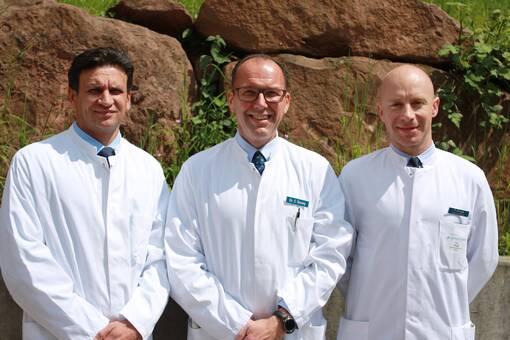 Arbeitsteilung zwischen den Standorten Offenburg-Kehl und Lahr des Ortenau Klinikums. Die drei Neurochirurgen (v.l.) Dr. Sergiu Gaivas, Dr. Christian Smely, und Pierre Kluge.