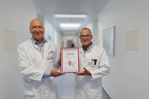 Freuen sich über die erneute Zertifizierung: Dr. Josef Thoma (l.) und Dr. Friedrich Afflerbach. Bild: Ortenau Klinikum/ Christian Eggersglüß