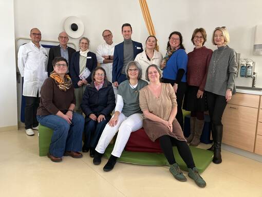 Gruppenfoto: Ingrid Vogt, Leitende Hebamme (vorne 2.v.r.) Verena Schickle, Gleichstellungsbeauftragte der Stadt Offenburg (hinten 3.v.r.) und Klinikdirektor Mathias Halsinger (hinten Mitte) mit Mitgliedern der B&uuml;rgerstiftung Offenburg und des Frauennetzwerks