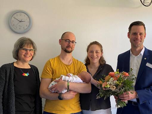 Glücklich über die Geburt des kleinen Tom im Hebammenkreißsaal der Frauenklinik am Ortenau Klinikum Offenburg-Kehl: (v.l.) Leitende Hebamme Ingrid Vogt, Felix und Theresa Ducksch mit dem kleinen Tom sowie Klinikdirektor Mathias Halsinger. 