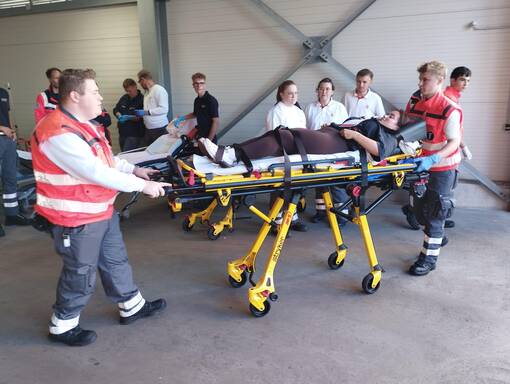 Realistische Übungssituation: Rettungssanitäter liefern eine Verletztendarstellerin in das Ortenau Klinikum in Offenburg ein.