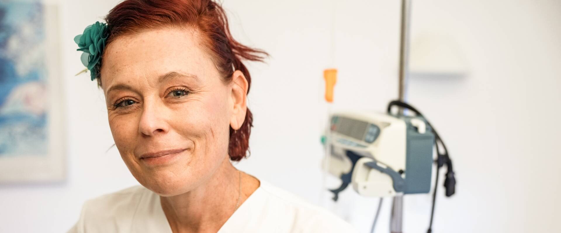 Ältere Dame vor einem Behandlungsgerät
