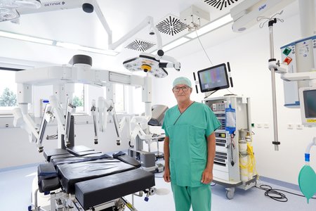 Porträt: Chefarzt Dr. Friedrich Afflerbach im neuen OP-Saal