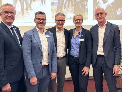 Freuen sich über die Erfolgsgeschichte des Instituts für Pathologie am Ortenau Klinikum Lahr: (v.l.) Dr. Peter Kraemer, Medizinischer Vorstand des Ortenau Klinikums, Klinikdirektor Christof Mutter, Oberbürgermeister Markus Ibert, Ortenau Klinikum-Vorstandsvorsitzende Claudia Bauer-Rabe und Institutsleiter Chefarzt Professor Dr. Lothar Tietze. 