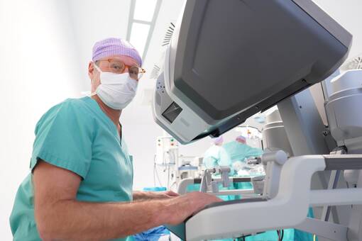 Chefarzt Professor Dr. Uwe Pohlen bei einem Eingriff mit roboter-assistiertem Operationssystem am Ortenau Klinikum Offenburg-Kehl.