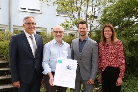 Chefarzt Dr. Bruno Schweigert ( 2. von links) und Dr. Alexander Graf (3. von links) nehmen das Zertifikat von Silvia Beier und Reiner Schwarz entgegen.