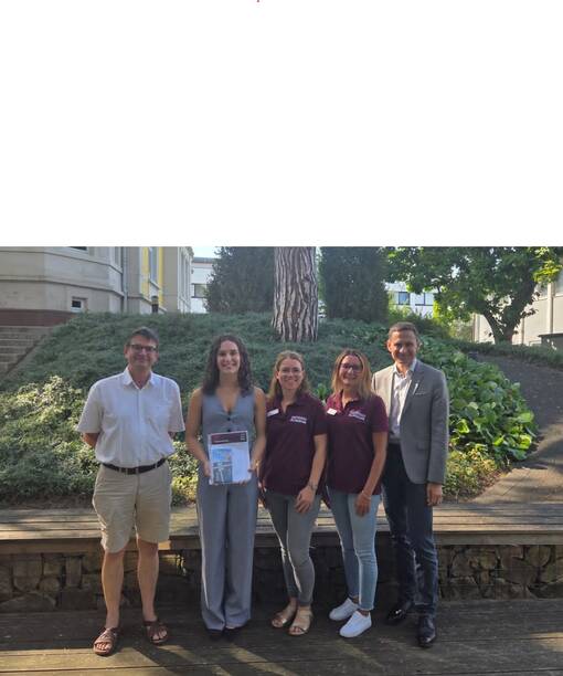 Gruppenfoto: Dr. Ulrich Geiger (Vorsitzender der Kreis&auml;rzteschaft Ortenau), Lea Burkhart, Margareta Haas, Li Tiwy und Schulleiter Ralf Schneider