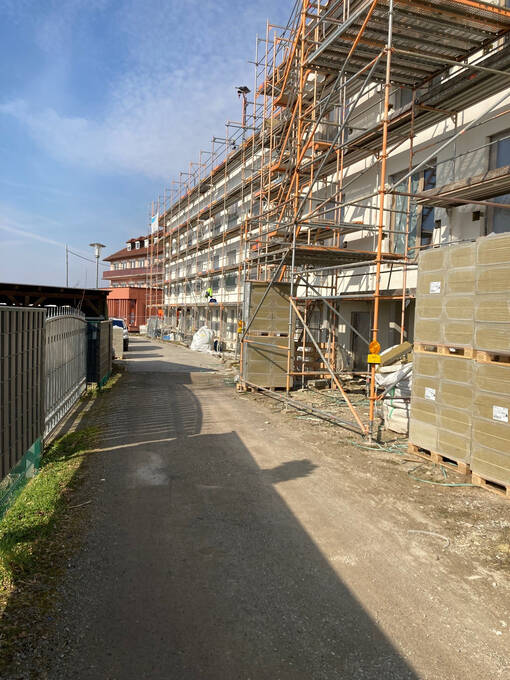 Zentrum für Gesundheit Ettenheim: Der Neubau der geriatrischen Rehabilitation ist im Rohbau fertiggestellt. Ansicht entlang der Robert-Koch-Straße in Richtung Bestandsgebäude.